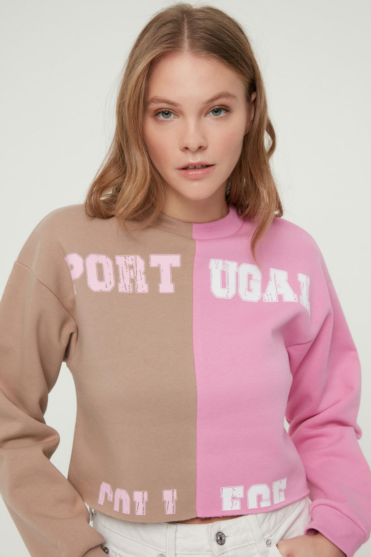 

Разноцветная трикотажная толстовка со свободным укороченным принтом TWOAW22SW2386