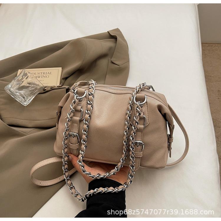 

Premium sense large capacity underarm pillow bag women 2025 new simple and versatile commuter shoulder messenger bag хаки