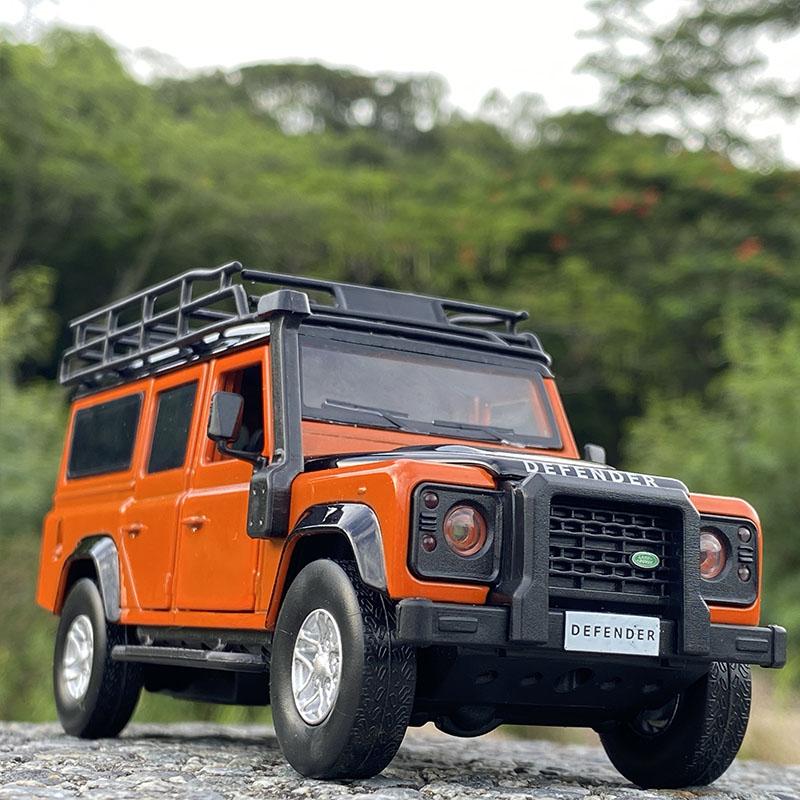 1:32 Land Rover Defender Alloy Car Model Diecasts & Toy Metal Off-Road Vehicles Car Model Simulation Sound Light Gift