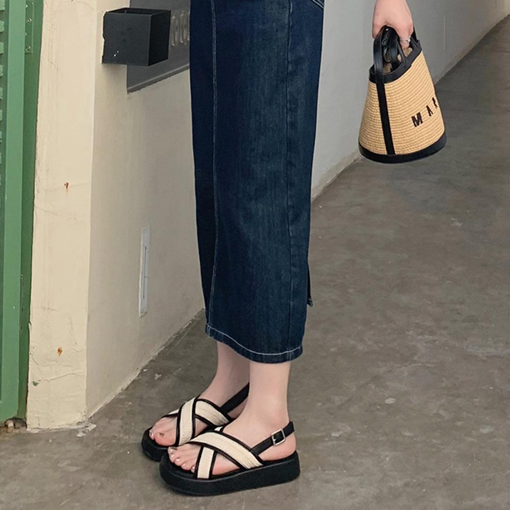 Grape mother has the same 2025 new woven surface cross-buckle with round head open-toed versatile women's platform sandals for summer wear