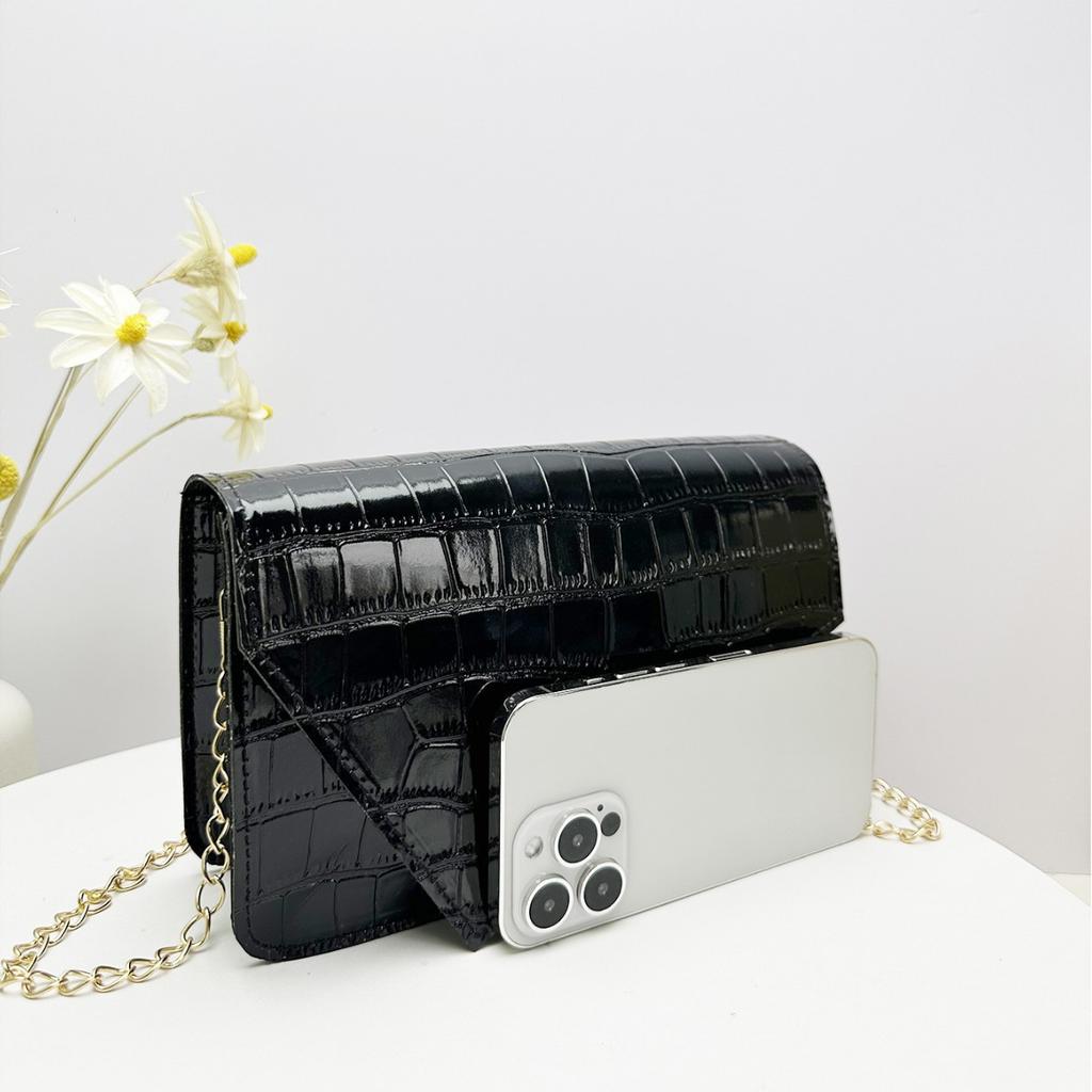 Crocodile pattern inclined cover decorative shoulder messenger bag new large-capacity commuter women's bag