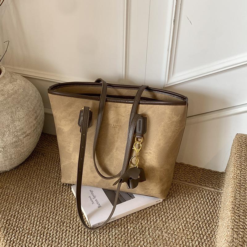 Large-capacity bag women's autumn and winter 2025 new casual niche design shoulder bag texture commuter tote bag