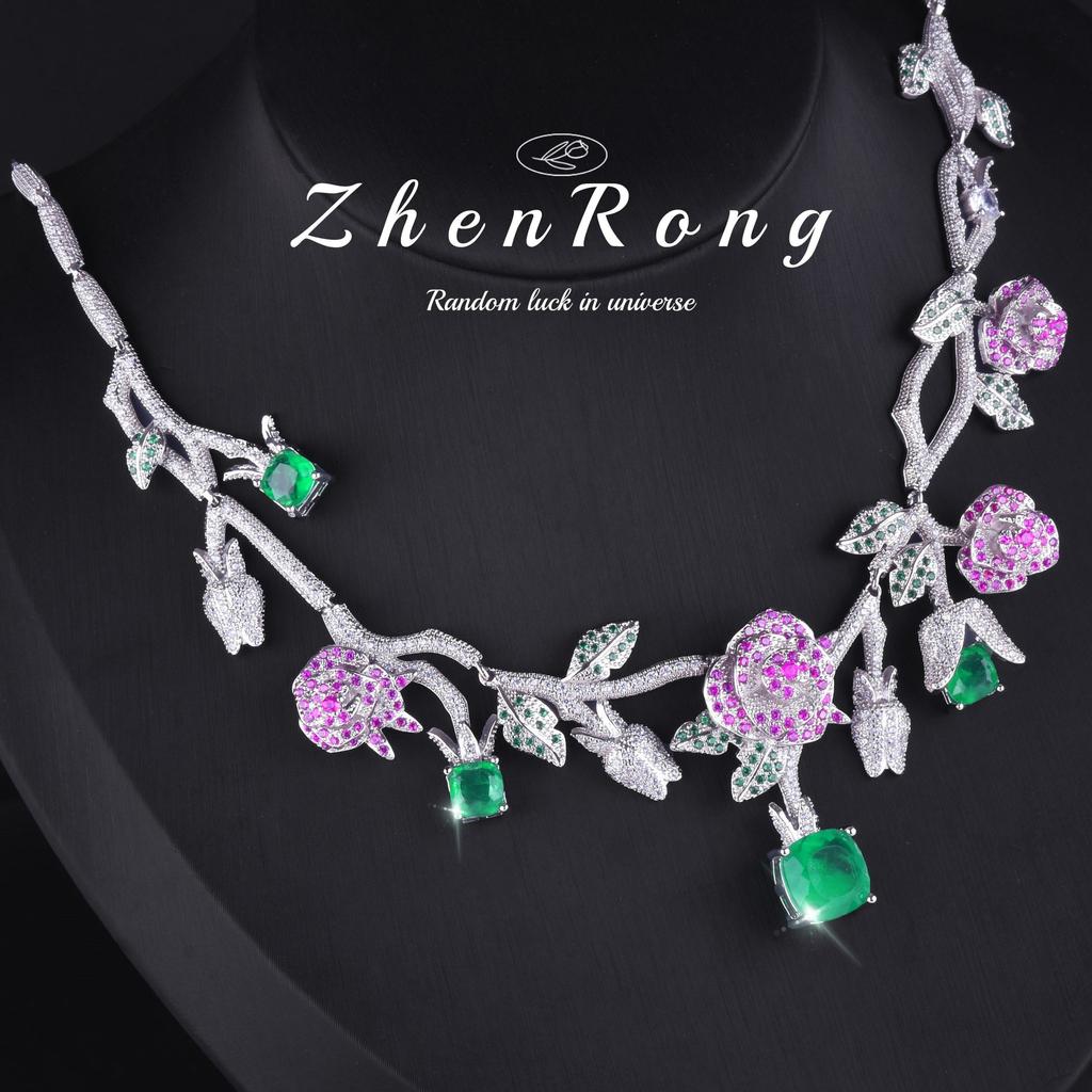 Elegantes Damen-Schmuckset Kamelienblüten-Ohrringe und Halskette mit vollen Diamanten und smaragdgrünem Edelstein