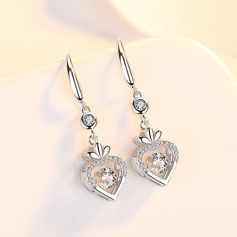 

Элегантные серьги в форме сердца с полной бриллиантовой инкрустацией