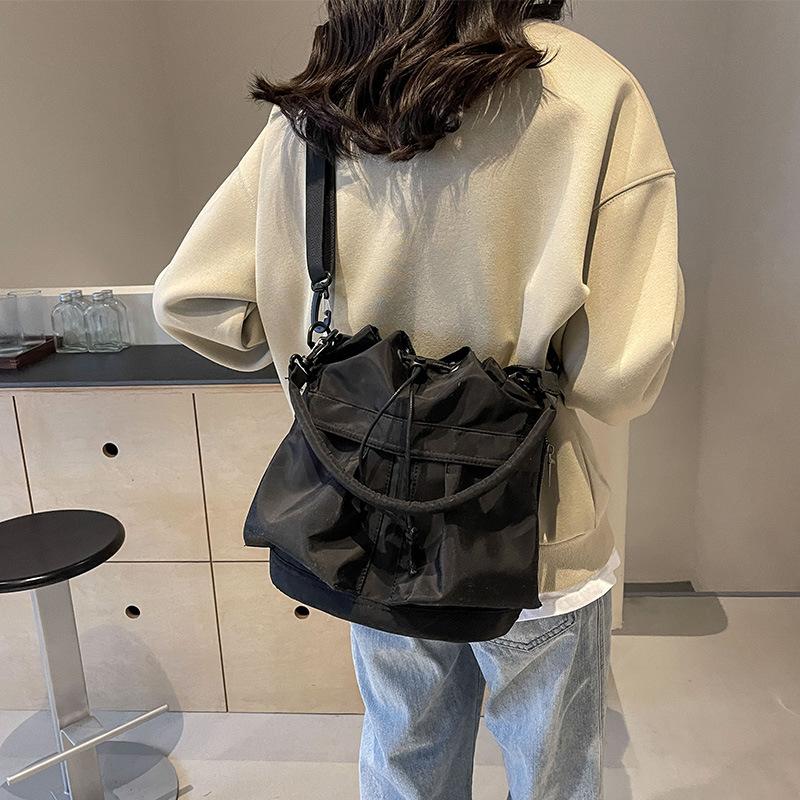 Supercool Personlighet Nylon Vattentät Hinkväska Stor Kapacitet Casual Resväska Mode Enaxel Crossbody Dragsko Hand