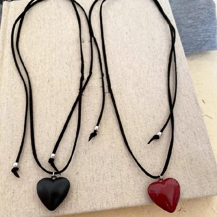 Fashionable Resin Heart Choker with Velvets Tie Adjustable Length Neckchain for Women Eye Catching Sweater Chain Jewelry