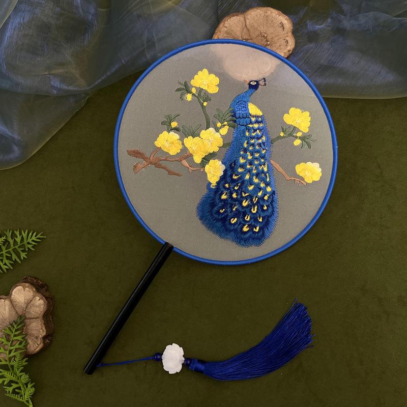 Klassischer doppelseitig bestickter Pfauenfächer - Traditionelles rundes Suzhou Hanfu Tanzaccessoire