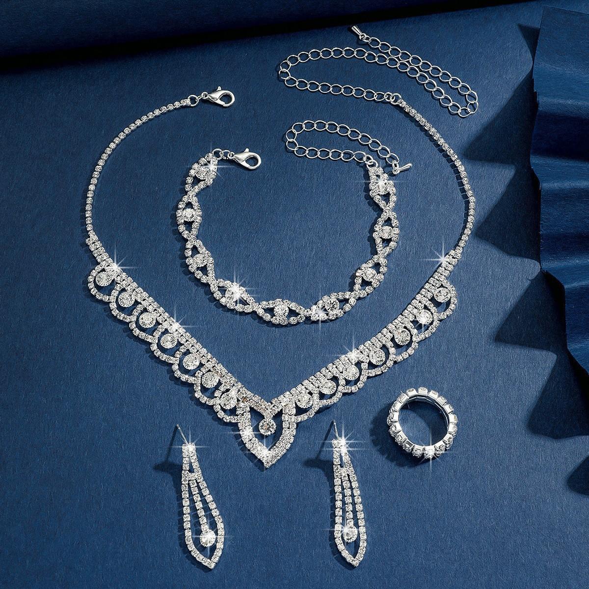 

Кружевной круг со стразами Женское серебряное ожерелье, серьги, браслет, кольцо, четыре части, свадебная фотография