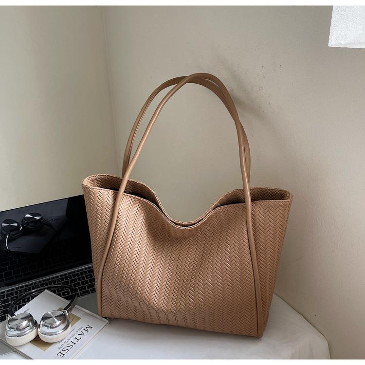 

Tote bag women 2025 new fashion retro lazy wind large capacity shoulder bag high sense commuter armpit bag