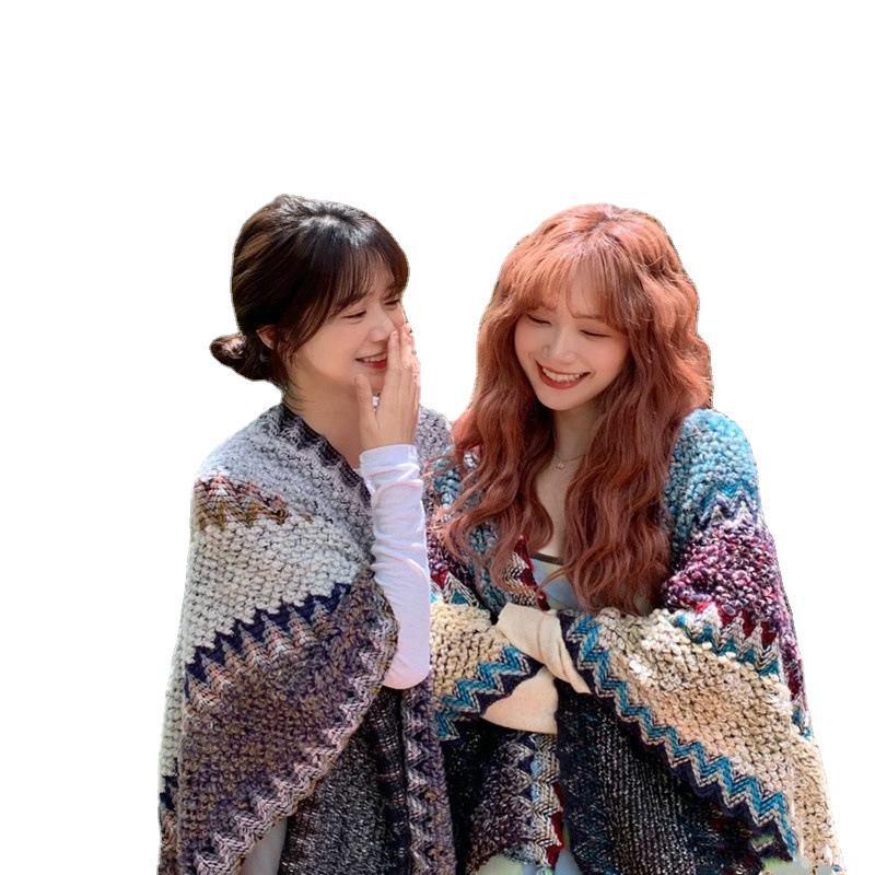 Handgestrickter Schal und Klimaanlagen-Cape im Ethno-Stil mit Quasten