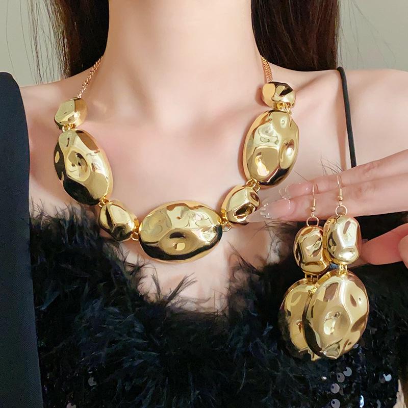 Oval Irregular Geometric Necklace - Unique Metal Clavicle Chain, Fashionable and Elegant Design