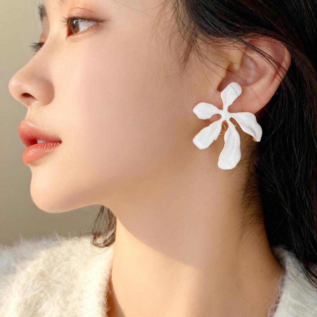 Elegant Minimalist White Petal Earrings: No-Piercing High-End Ear Clips for Women