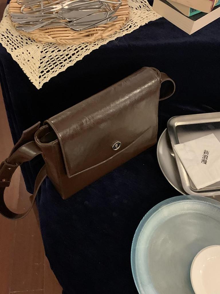 Women's Autumn/Winter 2022 Retro Large Capacity Crossbody Bag for Commute or Student Use