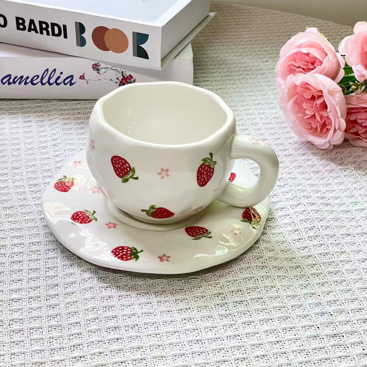 

High-value hand-squeezed strawberry ceramic cup saucer tea cup coffee cup saucer set girl afternoon tea irregular cup 300ml суничний