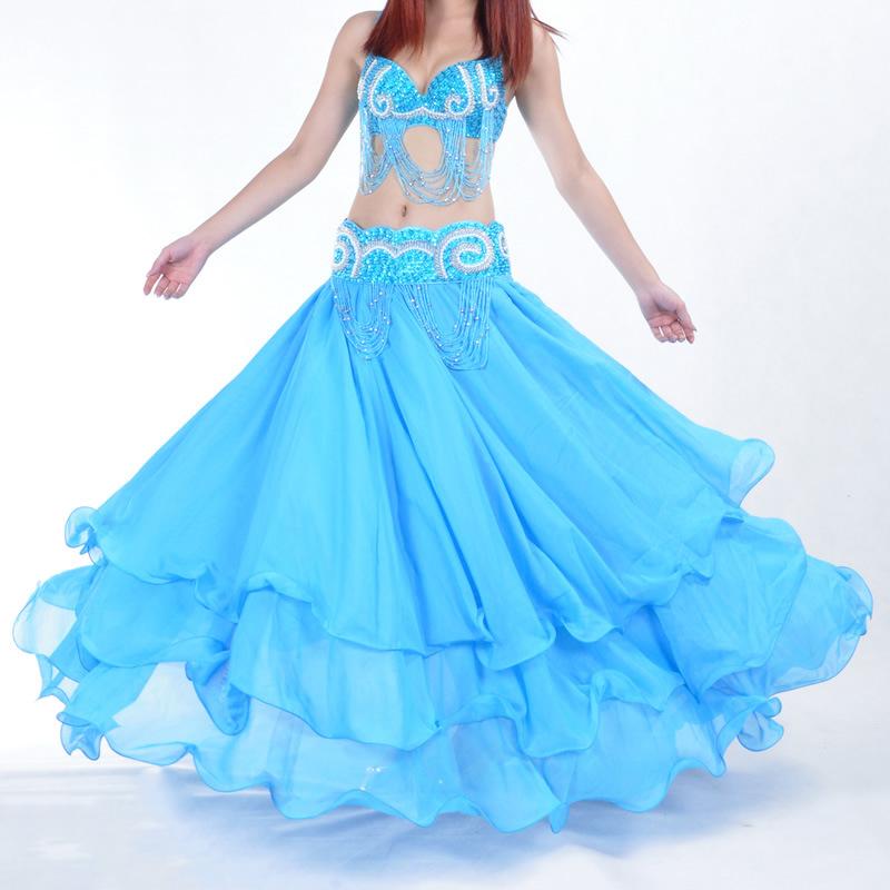 Danse du ventre en jupe bouclée sur scène