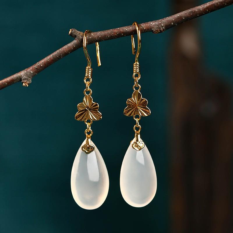 Xiaohongshu Blogger's Recommended Classical Gold-Plated Chalcedony Earrings with Elegant Jade Leaf Details.