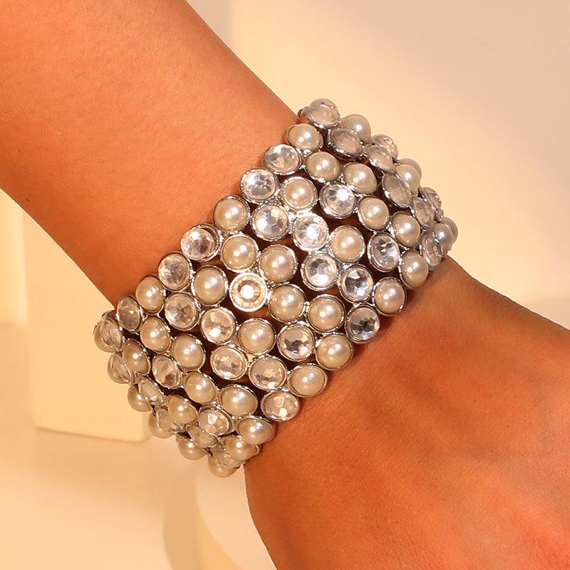 Elegant Brett Armband med Pärlor och Strass i Komplicerat Mönster