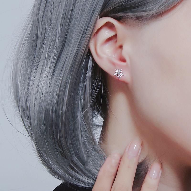 Kolczyki sztyfty w stylu Mori z koreańskim słodkim liściem, cyrkoniami i płatkiem śniegu dla kobiet - świąteczna biżuteria z temperamentem