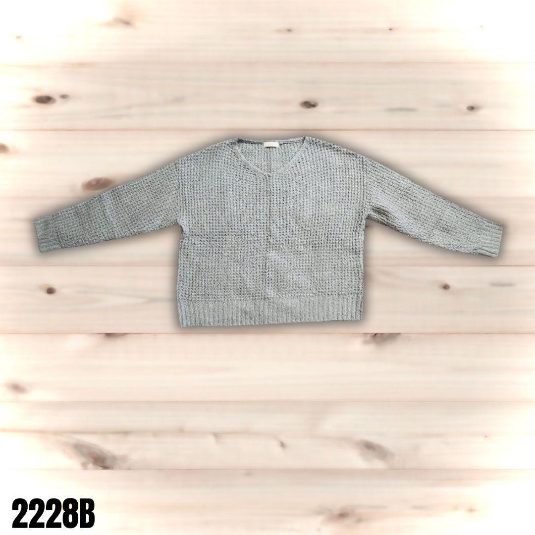 earth musicecology gray V-neck sweater 2228