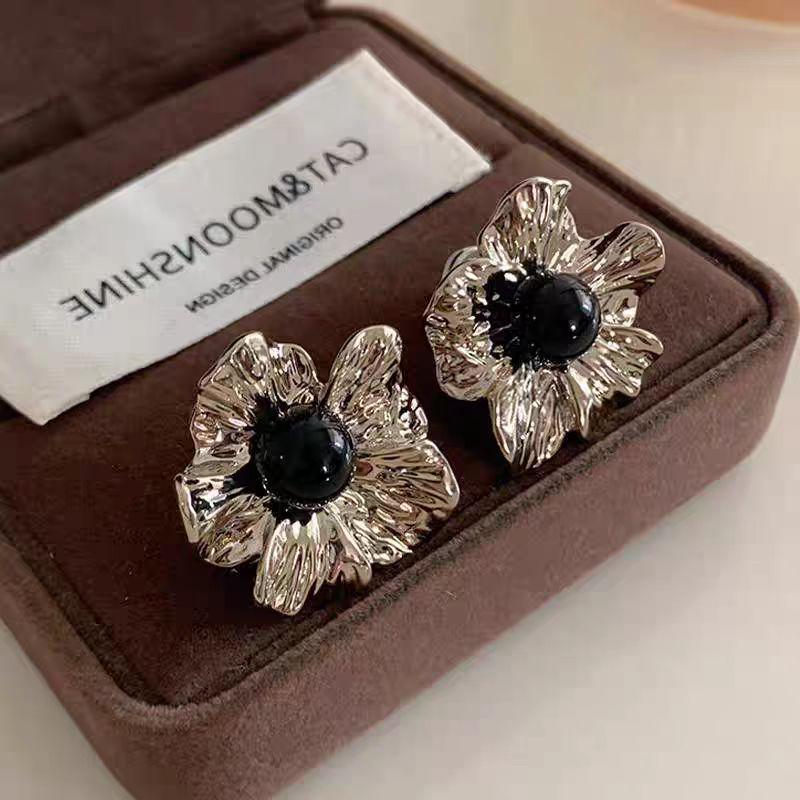 French Retro Floral Stud Earrings: Luxurious, Versatile, and Unique Design with Textured Color Blocks.