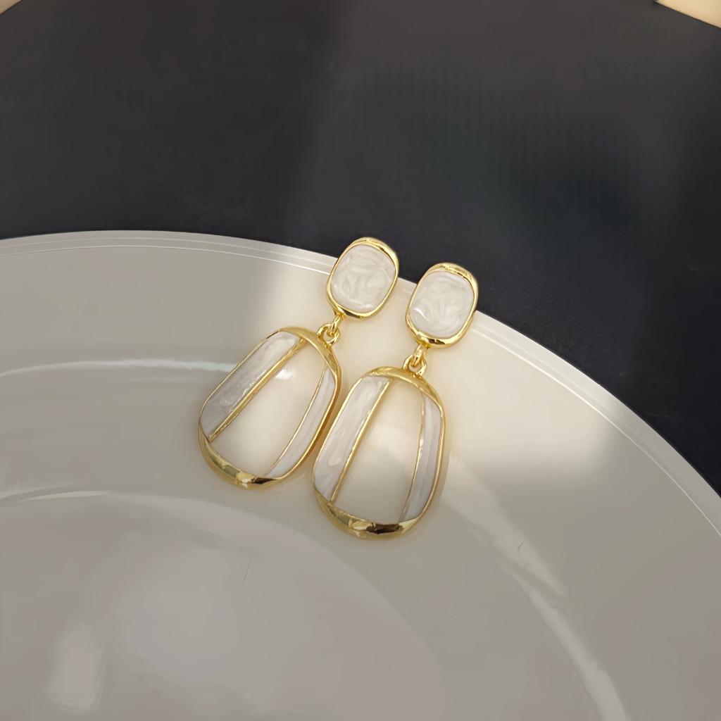 Vintage Twist Metal Hollow Square Dangle Earrings for Women White Red Enamel Oil Geometry Dangle Earrings Party Simple Jewelry