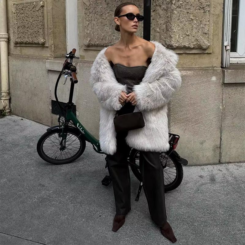 Осенне-зимнее женское теплое пальто средней длины из искусственного меха — фото 4