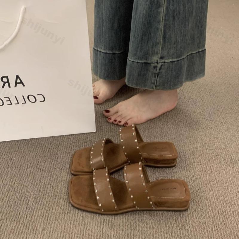 Mode Französisch Retro Nieten Design Schrägabsatz Hausschuhe für Damen 2025 Sommer Outdoor Offene Zehen Atmungsaktiv Bequem Mode Sandalen