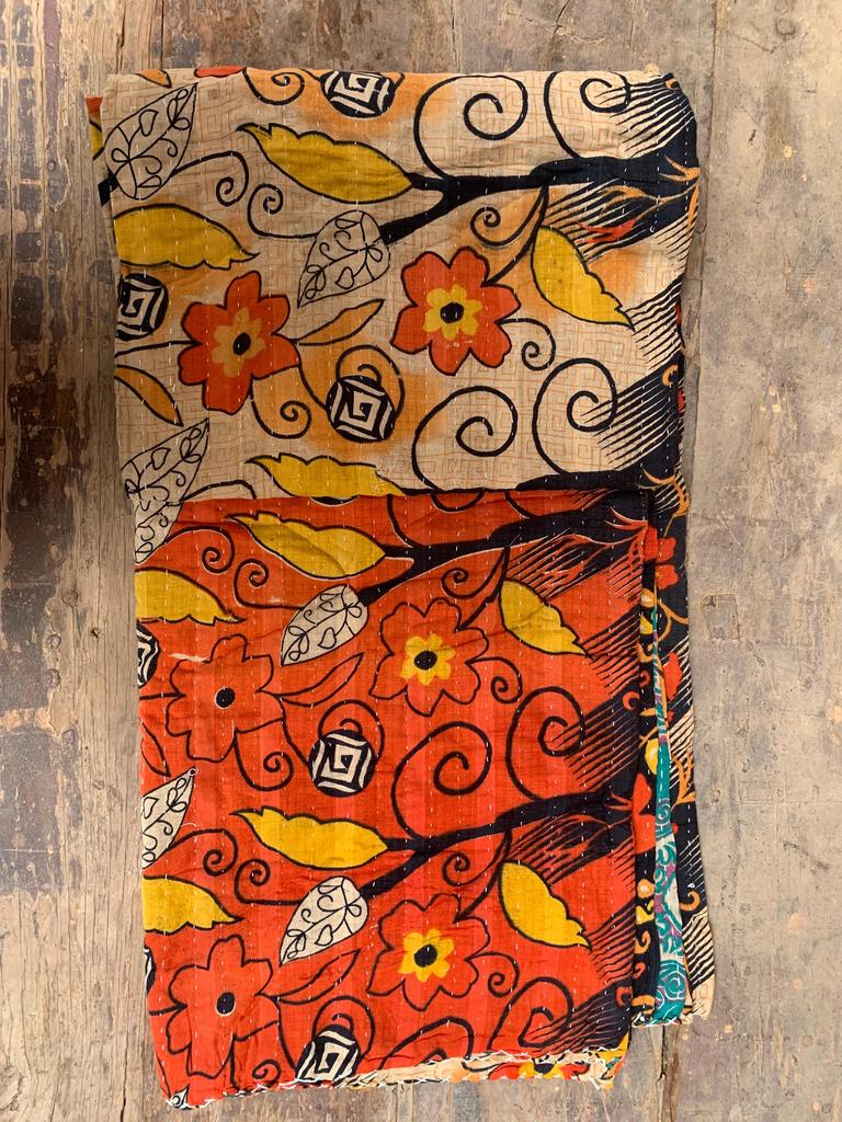 Floraler Kantha-Quilt: Wendbare indische Baumwolldecke, Bohemian Bettwäsche