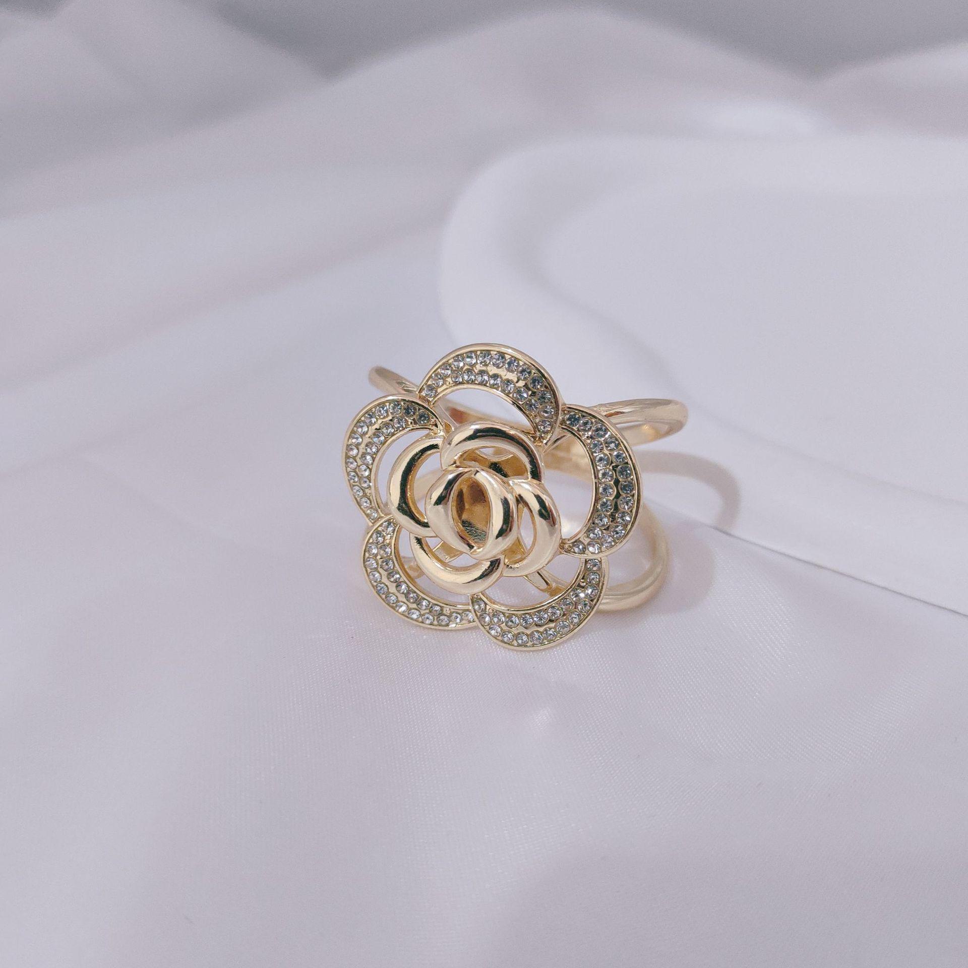 

Элегантная пряжка для шелкового шарфа двойного назначения: Универсальный цветочный дизайн для шарфов и шалей Large 35mm