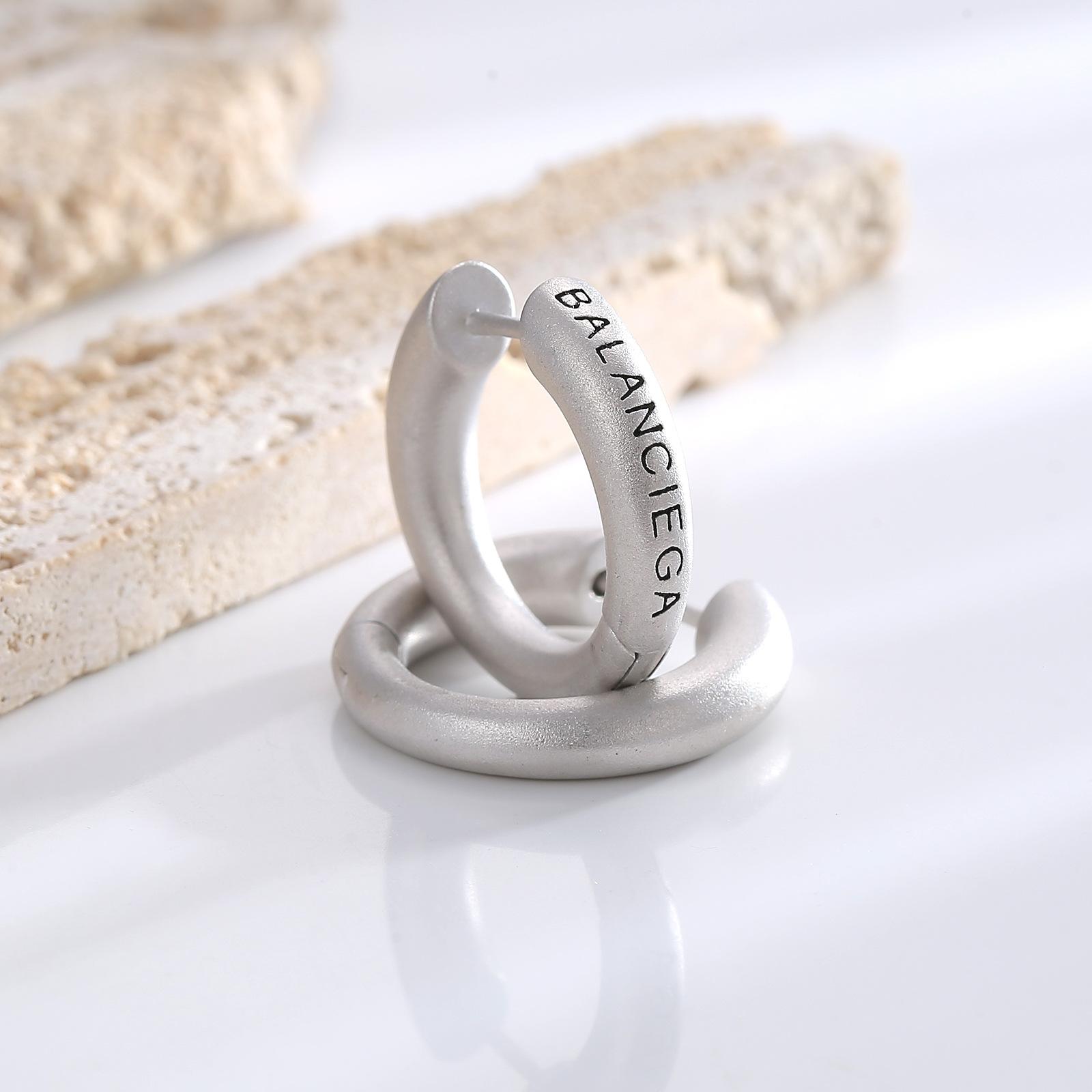 

Стильные простые буквы из металла с матовой текстурой, круглые серьги, металлическая холодная ниша, текстура, пряжка для ушей, мода