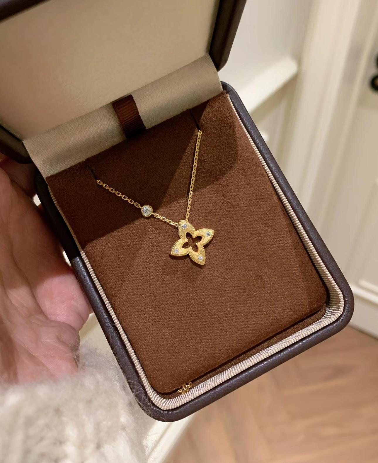 Medieval Brushed Hollow Four-Leaf Clover Necklace Women S Fashion Light Luxury Temperament High-End Jewelry Premium