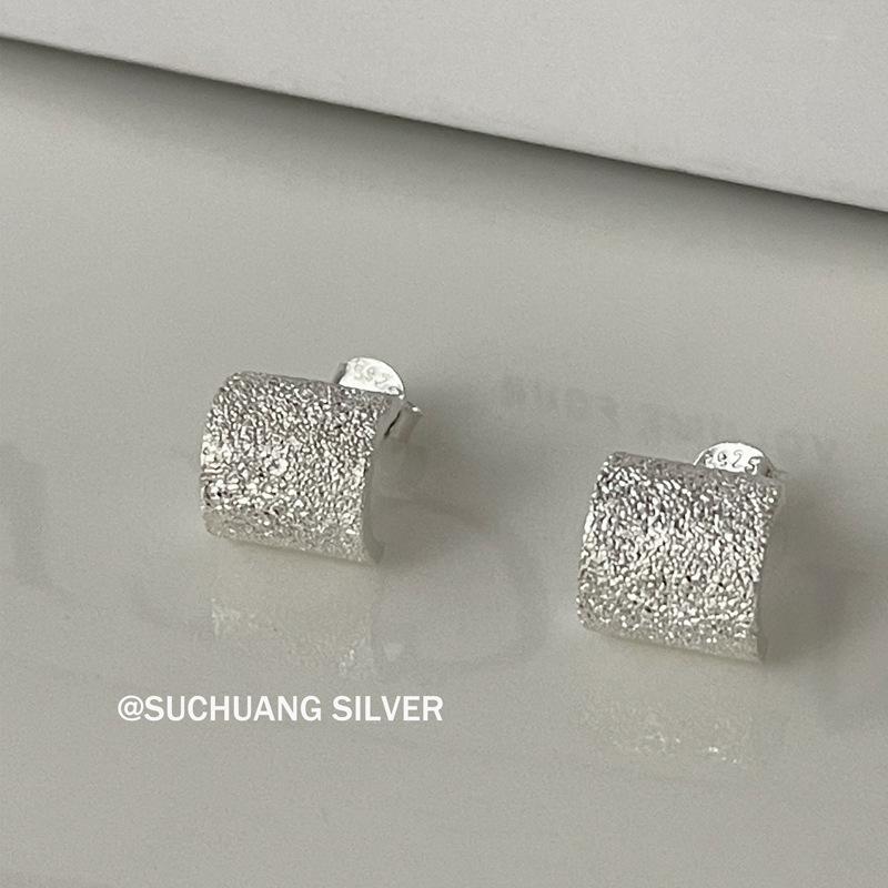 Su Chuang S925 Sterling Silver Frosted Square Stud Earrings - High-End Design for Women, Light Luxury Style.