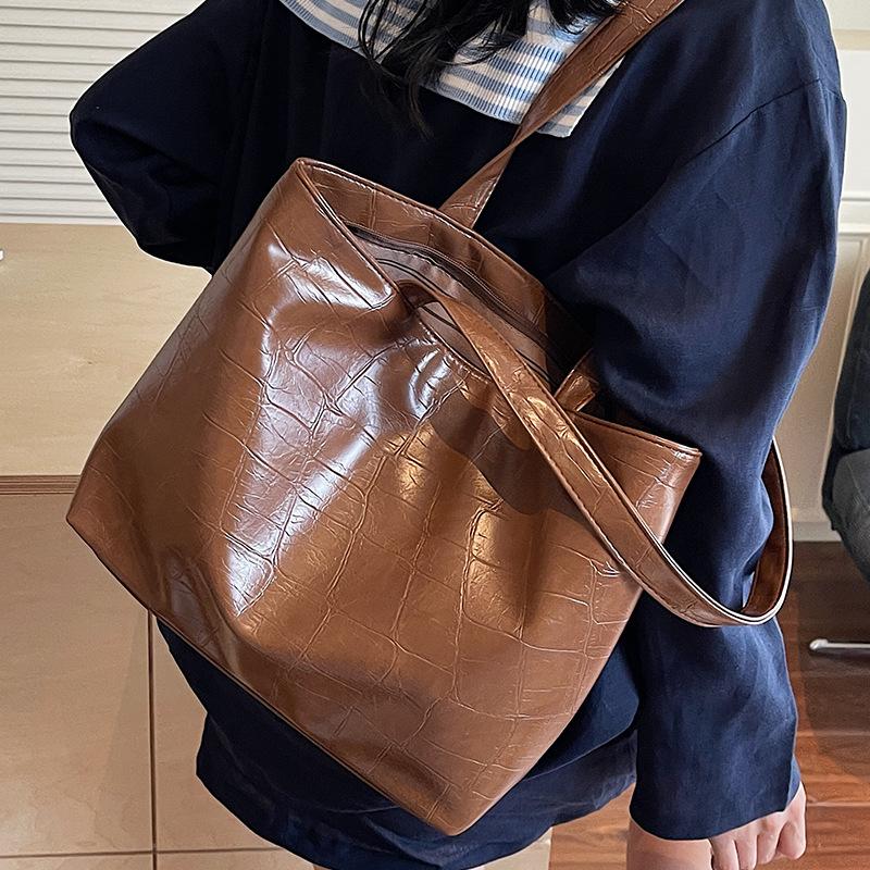 Korean Version of Fashion Simple Shoulder Bucket Bag Women's 2025 Summer New Large-capacity Stone Pattern Commuter Handbag