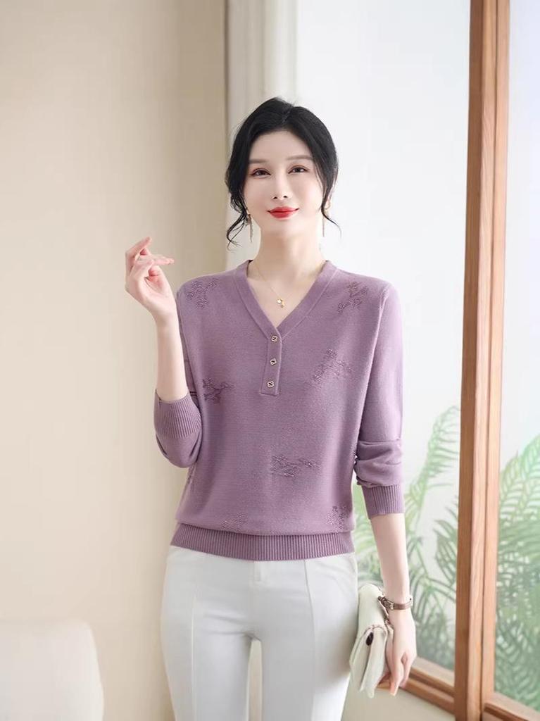 Elegant V-neck Knit Top for Middle-aged and Senior Women - Long-sleeved Autumn/Winter Sweater Base Layer.