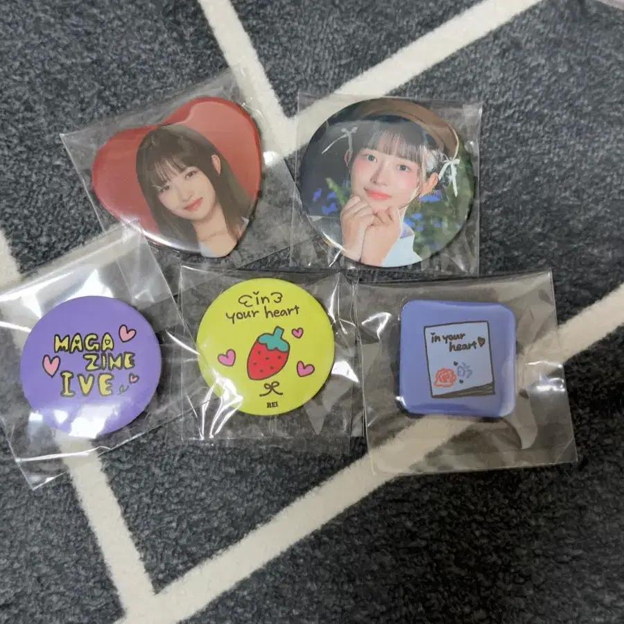 IVE Lay Fancon Can Badge Set (Random Item)sealed