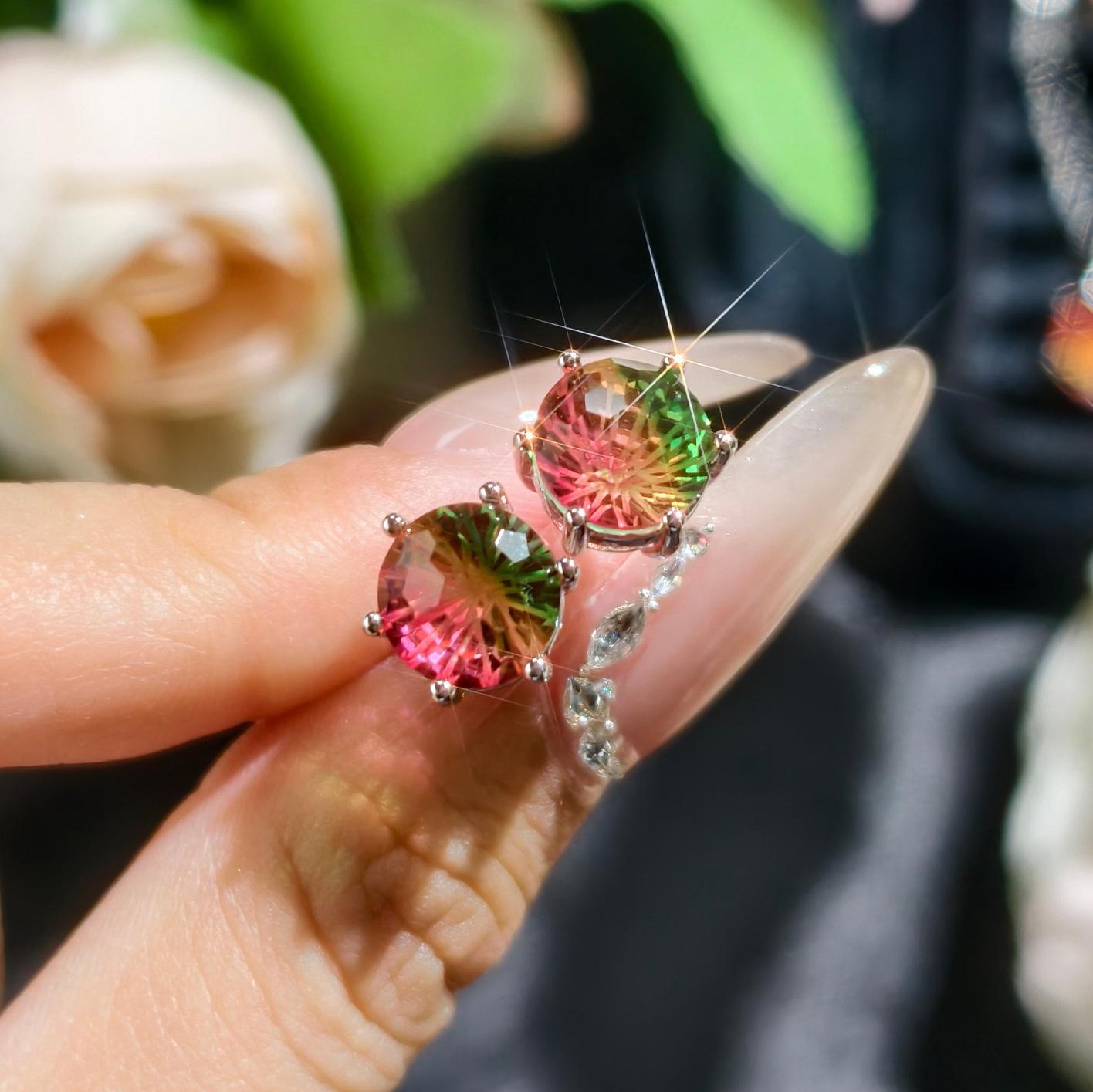 

Трендове жіноче кольорове кільце з турмаліну-кавуна з відкритою шинкою та огранюванням «феєрверк»