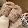 Doppelreihe ein Wort mit quadratischer Schnalle haarige äußere Hausschuhe 2025 neu dicker Boden Größe Größe Größe 313233 Baumwollschlepp Frauen Winter