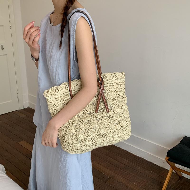 Handgewebte Strohtasche für Damen Sommer-Strandtasche mit Ledergriffen und Muschelmuster-Design