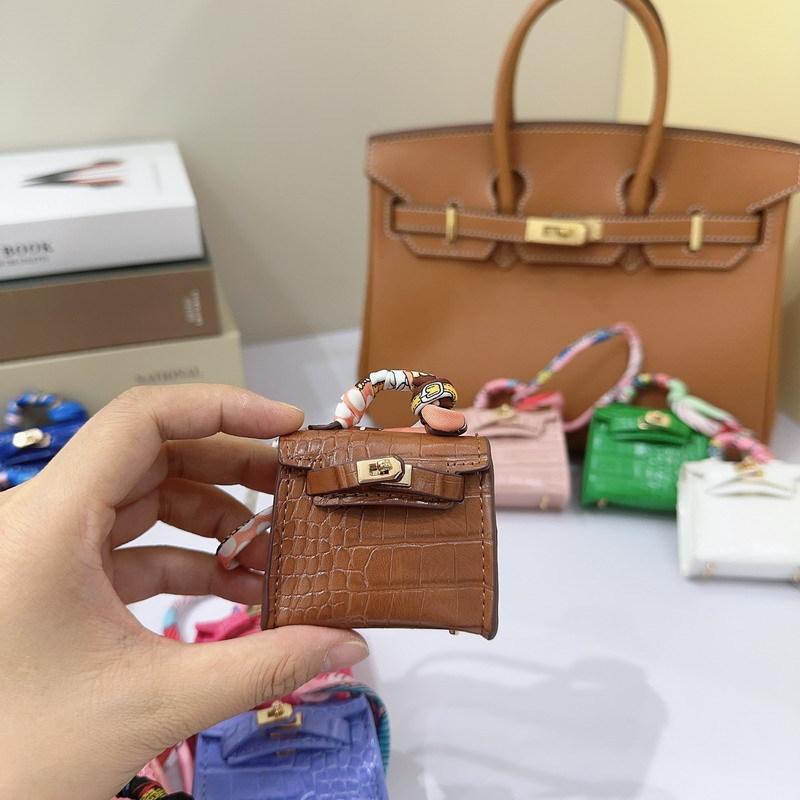 Mini Kelly bag pendant, crocodile pattern leather, cute miniature bag pendant, high-end car keychain, car pendant.