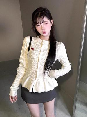 Koreanischer Strickcardigan mit Schleife - Damen Herbst/Winter Zopfmuster-Pullover mit Spitzen-Innenlage, Einzigartiges kurzes Design.