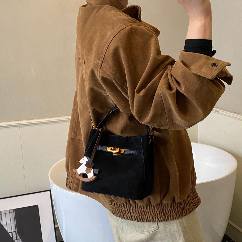 Zamszowa torba typu tote bucket w stylu koreańskim - Damska modna jesienna torba crossbody na ramię z kolorowym blokowaniem 2025