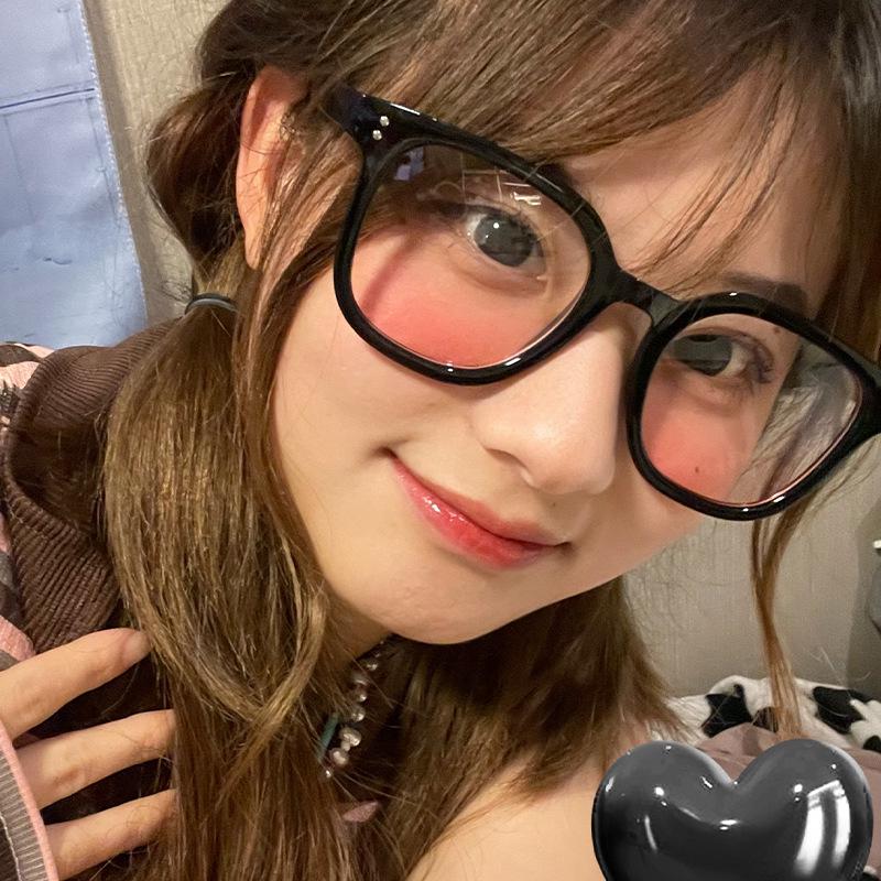 Pure & Sexy Blush Sunglasses: Black Frame, No-Makeup Effect, Slimming Design, Trendy Women's Eyewear