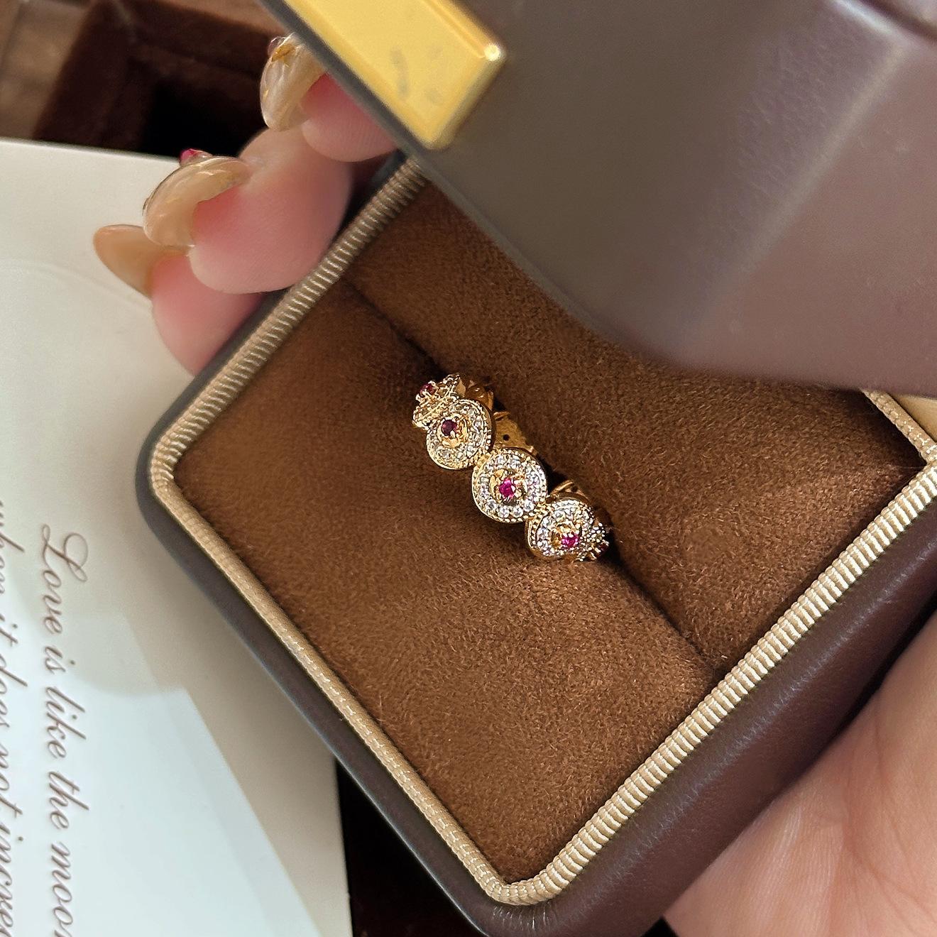 The same type of fortune in the gold store, small round cake coin ring, diamond-encrusted red corundum new Chinese exquisite gold coin