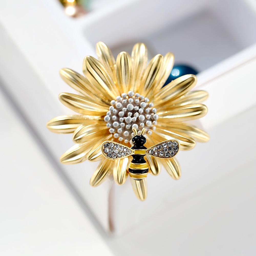 

Dilly Snow Versatile Daisy Bee Brooch: Creative Corsage Pin for Coats