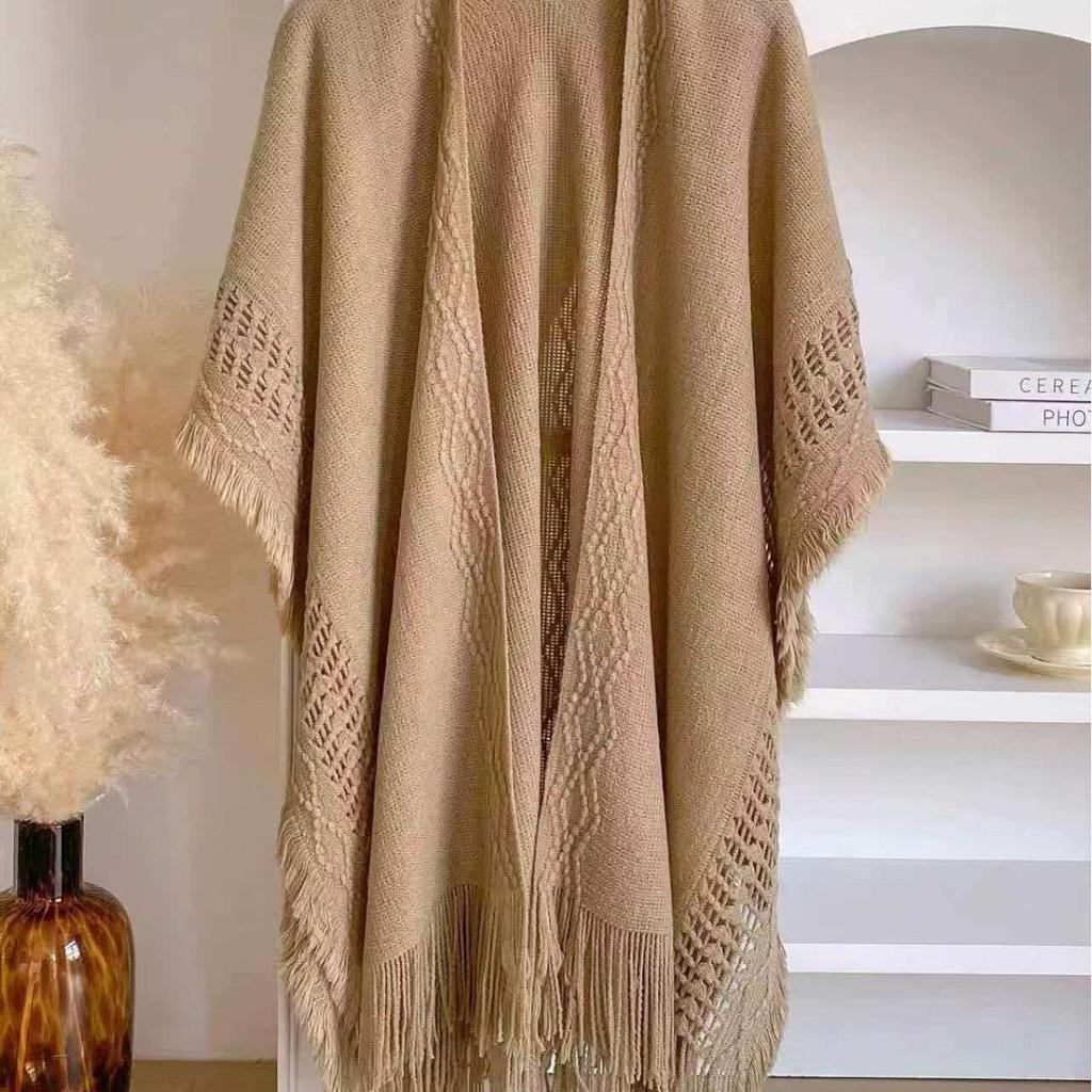 Mantello a scialle con cappuccio e nappe in maglia etnica - Capospalla autunnale/invernale da donna per fotografia di viaggio