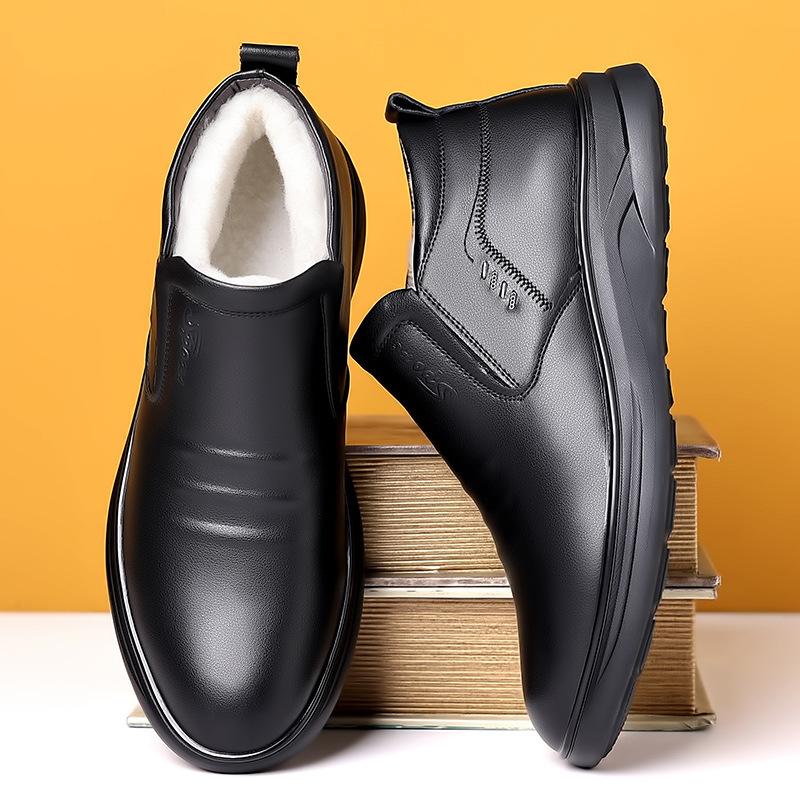 Chaussures d'hiver chaudes en coton pour hommes Nouveau designer Hautes Antidérapantes Cuir Mode Masculine Noir Décontractées Chaussures de Conduite Homme