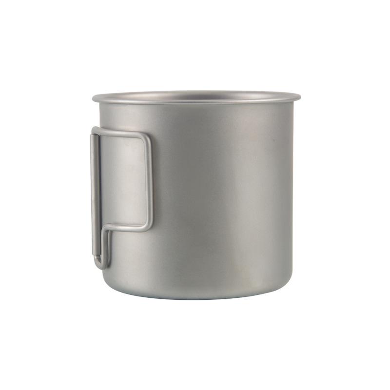Tragbarer Edelstahl-Becher mit Titanbeschichtung und klappbarem Griff für Camping