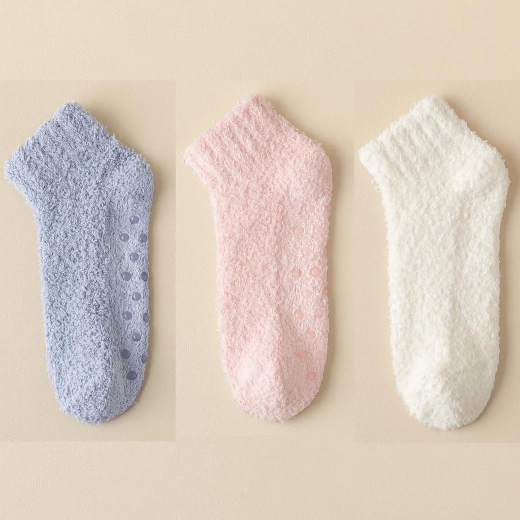 Damen Verdickte Plüschsocken Warme Winter Weiche Koralle Samt Silikonpunkt Rutschfest Kurze Socken Indoor Kältefest Thermische Bodensocke