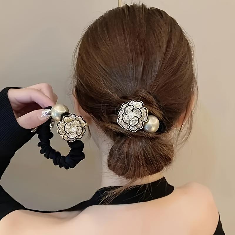 Vintage Haargummi Elegantes schwarzes Stoff-Haargummi mit funkelndem Rosendesign Ideal für Haaraccessoire, Scrunchie, Rosenblume, Haarknoten
