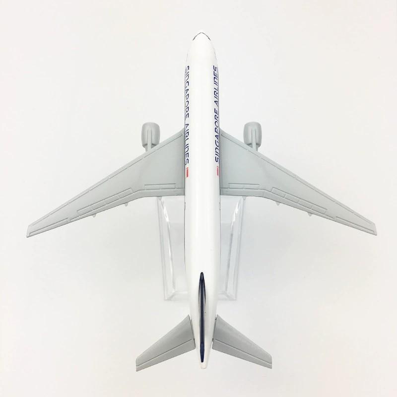 1/400 Scale Miniature Airplanes 16cm B747 Singapore Airways Alloy Metal Diecast with Landing Gear Simulation Plane Toy Model Aircraft